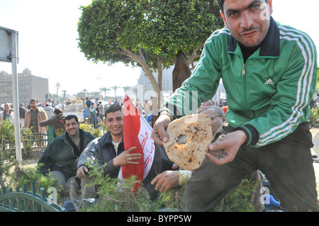 Scene in ed intorno a Tahrir Sq come pro-democrazia manifestanti assemblare al cambiamento della domanda e la rimozione del Presidente Mubarak. Foto Stock