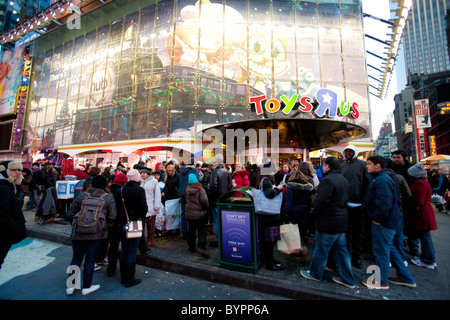 Enorme folla di fronte Toys R us store a New York Times square per vendite di Natale in dicembre 2010 Foto Stock