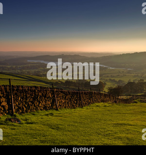 Guardando attraverso la campagna di Staffordshire dal scarafaggi, vicino Hulme superiore verso il serbatoio Tittesworth. Foto Stock