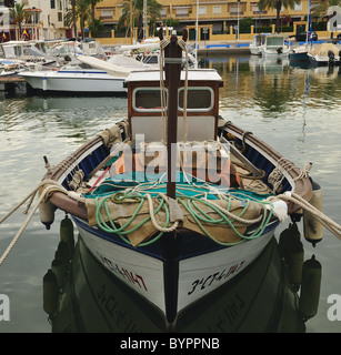 Barca da pesca al molo Foto Stock