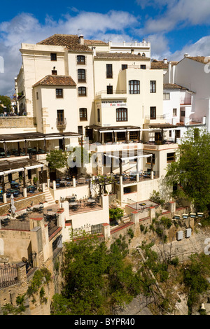 Spagnolo tradizionale ristorante / bar / sviluppo di edifici che si affacciano su una profonda El Tajo gorge & fiume Guadalevin, Ronda, Spagna Foto Stock
