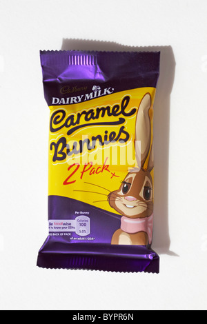 Pacchetto di Cadbury al latte di caramello coniglietti isolati su sfondo bianco - Pronto per la Pasqua Foto Stock