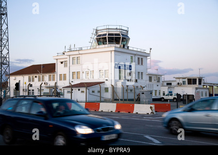 Aeroporto di Gibilterra e i civili e militari della torre di controllo. Aeroporto di Gibilterra. La Rocca di Gibilterra. Foto Stock