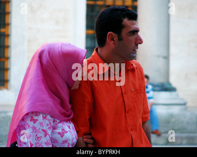 Bagno turco donna in velo tradizionale a piedi con il marito su Istiklal Street, Istanbul, Turchia Foto Stock
