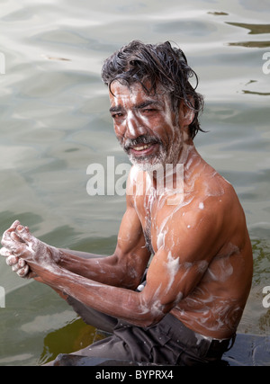 India, Udaipur, uomo lavaggio nel lago Pichola Foto Stock