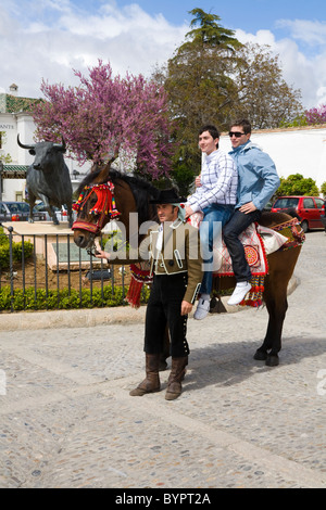 Tourist, cavallo, & picador / picadors / torero / lotta pongono per la fotografia. Plaza de Toros bullring ) Ronda, Málaga. Spagna Foto Stock