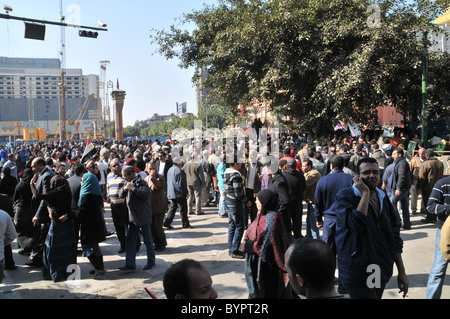 Scene in ed intorno a Tahrir Sq come pro-democrazia manifestanti assemblare al cambiamento della domanda e la rimozione del Presidente Mubarak. Foto Stock