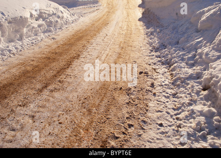 Strada di montagna con la neve in inverno Foto Stock