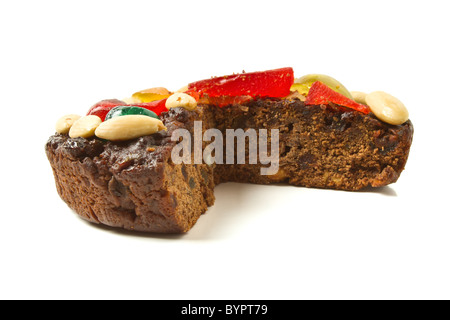 Il cioccolato italiano torta alla frutta e rabboccato con dadi e glace frutti. Foto Stock