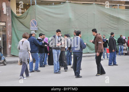 Scene in ed intorno a Tahrir Sq come pro-democrazia manifestanti assemblare al cambiamento della domanda e la rimozione del Presidente Mubarak. Foto Stock