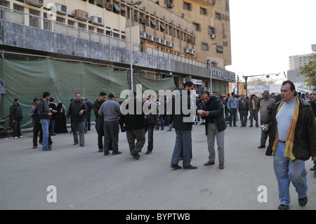 Scene in ed intorno a Tahrir Sq come pro-democrazia manifestanti assemblare al cambiamento della domanda e la rimozione del Presidente Mubarak. Foto Stock