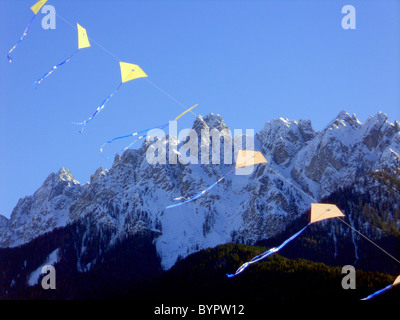 Aquiloni colorati volare nel cielo blu Foto Stock