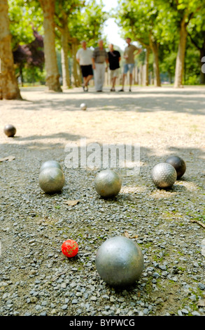 Le palle di bocce, quattro uomini diffondono dietro, bocce Foto Stock