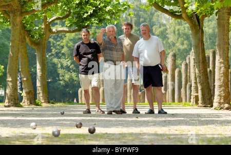 Quattro uomini giocando boule, bocce Foto Stock