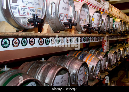 Svinatura e Stillage   cremagliere dei barili di birra al settimo Pendle festa della birra, Colne, West Lancashire, Regno Unito Foto Stock