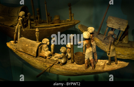 Modelli di tombe in legno di barche e equipaggio del Medio Regno intorno al 1900 a.C., che forniscono trasporto per l'aldilà, al Museo nazionale delle antichità Foto Stock