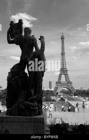 Parigi, Francia. La Torre Eiffel in estate. Foto Stock