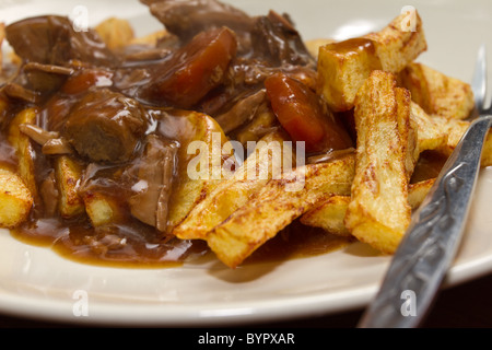 Stufato di manzo con patatine o patate fritte close up da basso prospettiva. Foto Stock