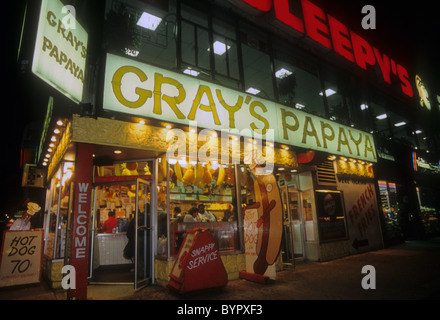 Upper West Side Grey's Papaya in New York è visto nel luglio 1995. (© Richard B. Levine) Foto Stock