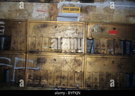 Danneggiato vandalizzato cassette postali in un edificio di appartamenti in Harlem in New York nel febbraio 1986. (Francesca M. Roberts) Foto Stock