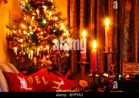 Candele rosse con albero di Natale per la parte posteriore, Mijas Costa, Costa del Sol, provincia di Malaga, Andalusia, Spagna, Europa occidentale. Foto Stock