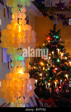 Albero di Natale e la shell di lampada. Foto Stock