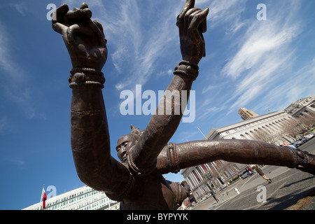 Tre teste sei bracci statua che si trova nella parte anteriore del San Francisco City Hall. Foto Stock