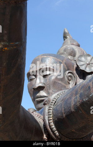 Tre teste sei bracci statua che si trova nella parte anteriore del San Francisco City Hall. Foto Stock