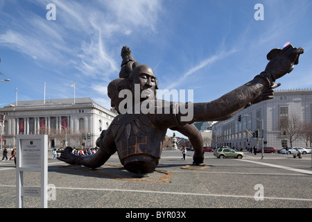 Tre teste sei bracci statua che si trova nella parte anteriore del San Francisco City Hall. Foto Stock