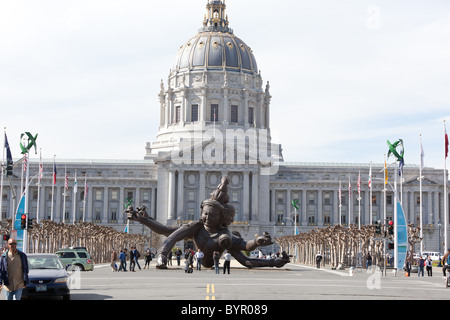 Tre teste sei bracci statua che si trova nella parte anteriore del San Francisco City Hall. Foto Stock