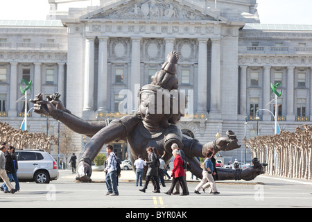 Tre teste sei bracci statua che si trova nella parte anteriore del San Francisco City Hall. Foto Stock