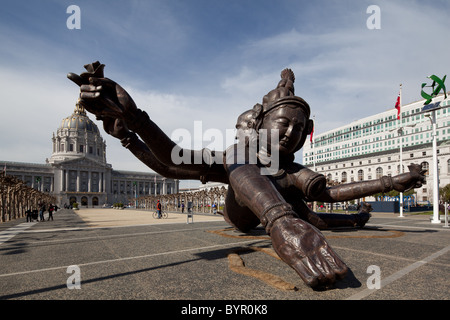 Tre teste sei bracci statua che si trova nella parte anteriore del San Francisco City Hall. Foto Stock