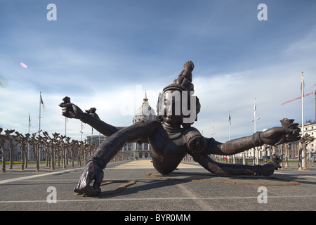 Tre teste sei bracci statua che si trova nella parte anteriore del San Francisco City Hall. Foto Stock