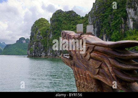 Junk barca nella Baia di Ha Long. Quang Ninh provincia, in Vietnam, in Asia. Foto Stock