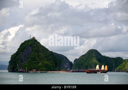 Junk barca nella Baia di Ha Long. Quang Ninh provincia, in Vietnam, in Asia. Foto Stock