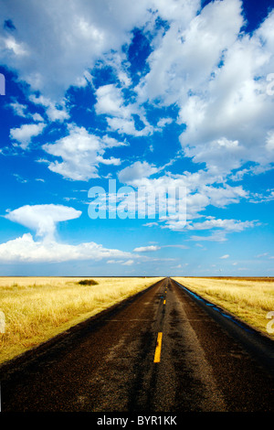 La molla aria di tempesta oltre le pianure del Texas Panhandle al di sopra di un solitario asfalto autostrada. Foto Stock