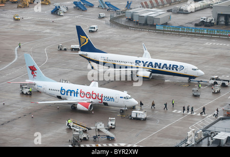 Ryanair e BMI Baby Boeing 737 sul piazzale dell'aeroporto di Nottingham East Midlands vicino a Kegworth REGNO UNITO Foto Stock