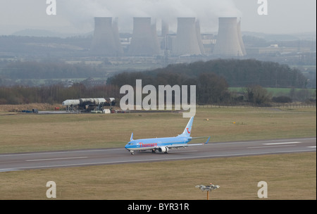 Thomson Airways / Thomsonfly - Boeing 737 aerei di atterraggio presso l'aeroporto di Nottingham East Midlands vicino a Kegworth REGNO UNITO Foto Stock