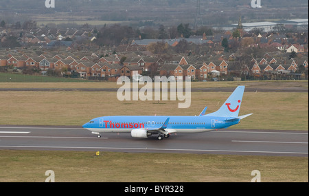 Thomson Airways / Thomsonfly - Boeing 737 aerei di atterraggio presso l'aeroporto di Nottingham East Midlands vicino a Kegworth REGNO UNITO Foto Stock