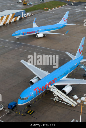 Thomson Airways / Thomsonfly - Boeing 737 sul piazzale dell'aeroporto di Nottingham East Midlands vicino a Kegworth REGNO UNITO Foto Stock