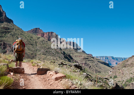Un backpacker soste per ammirare le attrazioni sul nord kaibab trail sulla sua strada giù per il Bright Angel. Foto Stock