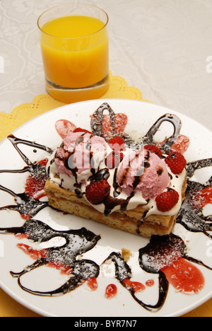 Torta di mele con panna montata e gelato Foto Stock