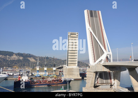 La principale autostrada ponte nel centro di Barcellona da sud e la zona portuale viene sollevata per consentire il carico di navi Foto Stock