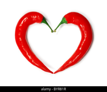 2 peperoncino rosso insieme formando una forma di cuore. Amante calda simbolo. Foto Stock