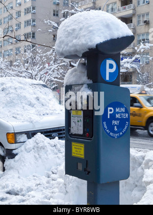Neve coperto Parcheggio automatizzati stazione a pagamento, Park Avenue, Murray Hill, tempesta di neve, NYC Foto Stock