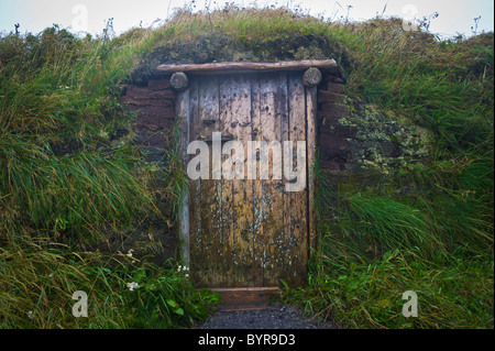 Capanna di sod ricostruzioni di Norse o insediamento vichingo presso l'Anse aux Meadows Foto Stock