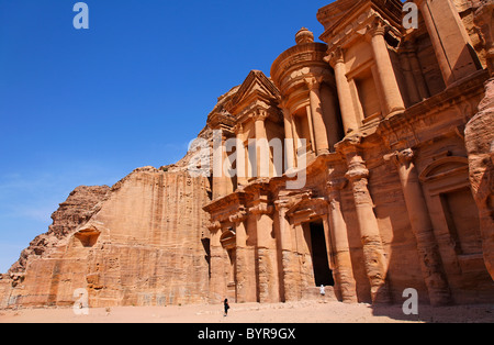 Il monastero, scolpito nella roccia, di Petra, Giordania Foto Stock