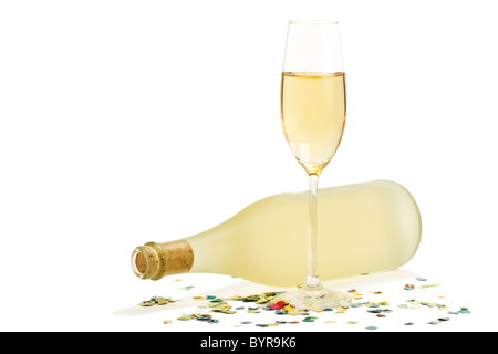 Bicchiere di champagne nella parte anteriore del sordo bottiglia di prosecco con i confetti su sfondo bianco Foto Stock