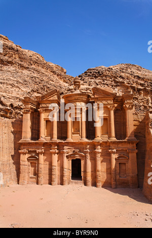 Il monastero, scolpito nella roccia, di Petra, Giordania Foto Stock