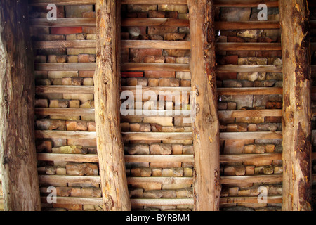 Piastrelle in argilla tetto piazza coperta tegole del tetto travi in legno architettura tradizionale Spagna Foto Stock